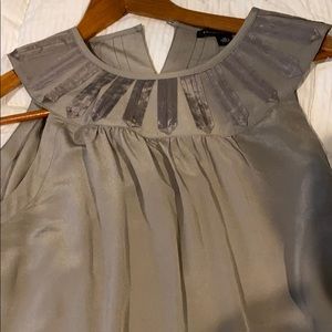 Sleeveless blouse in dark grey.